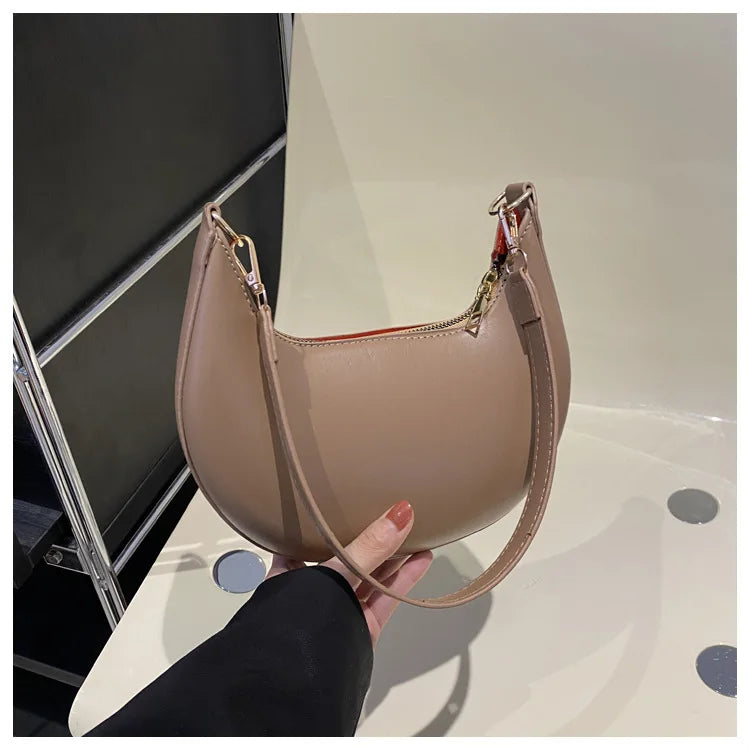 Modern Retro: Elegante Half-Moon Bag aus Soft-Leder