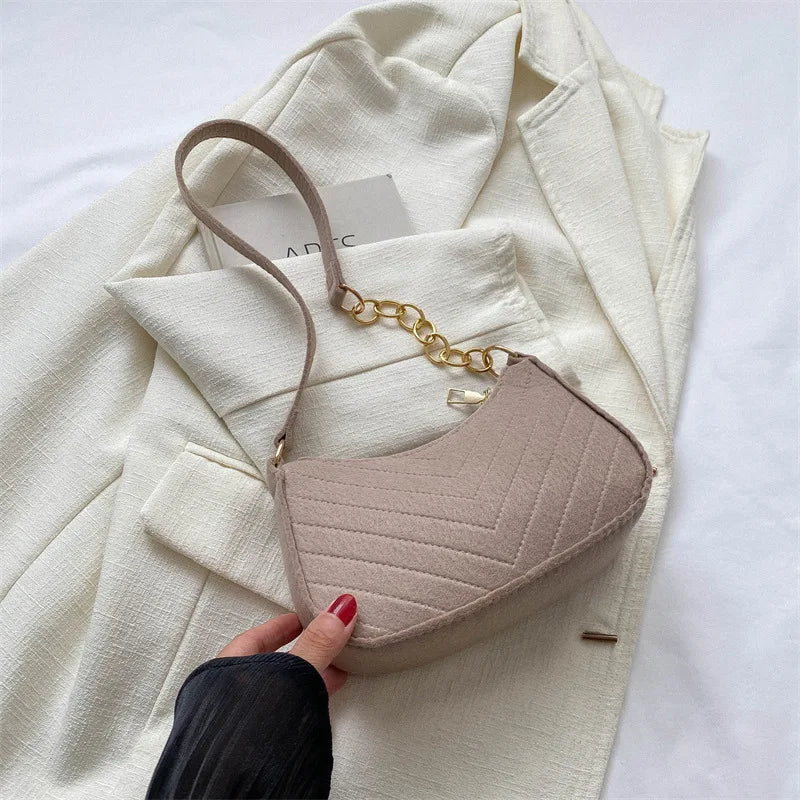 Kompakte Filz-Schultertasche im minimalistischen Design