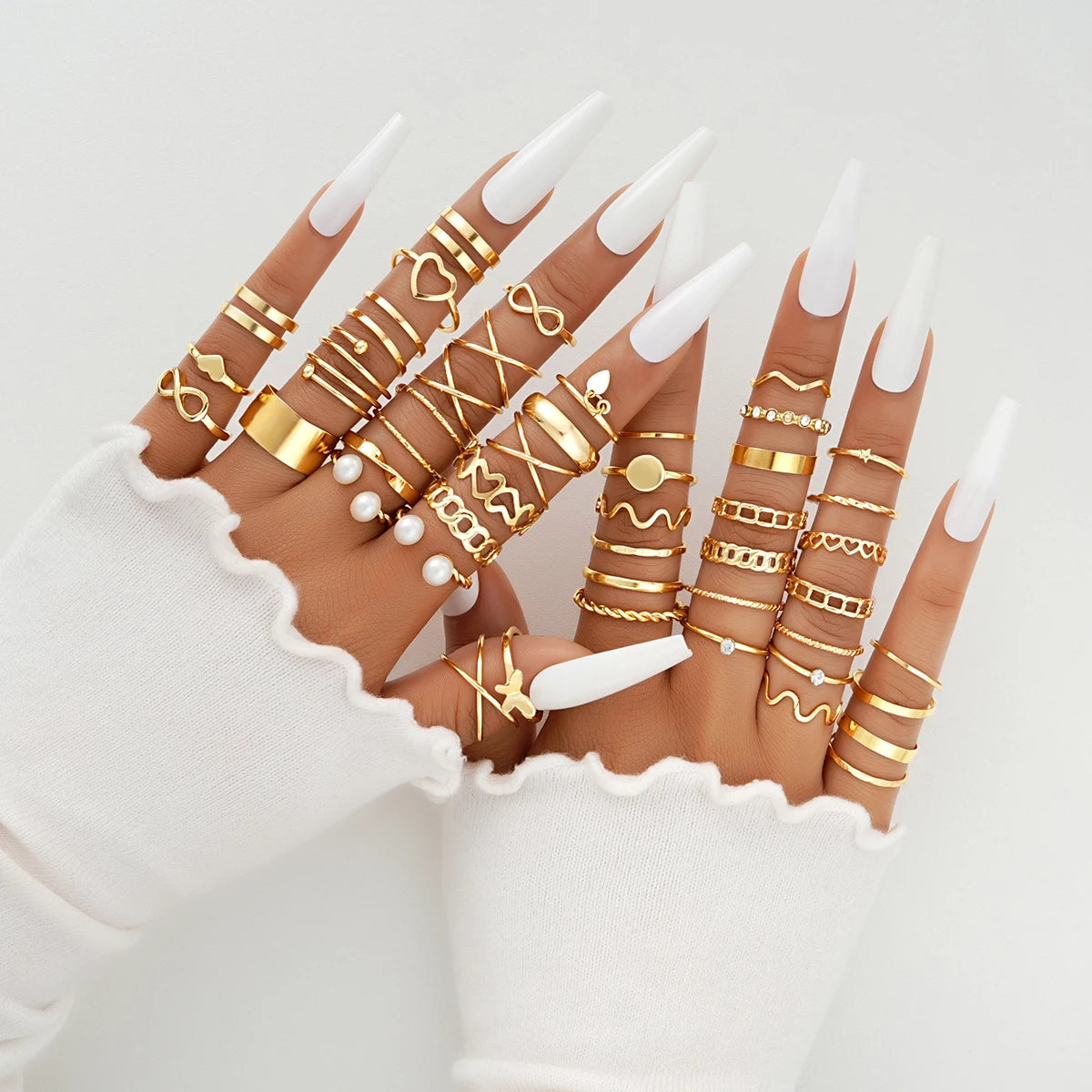 Goldener Herz-Ring im Retro-Stil