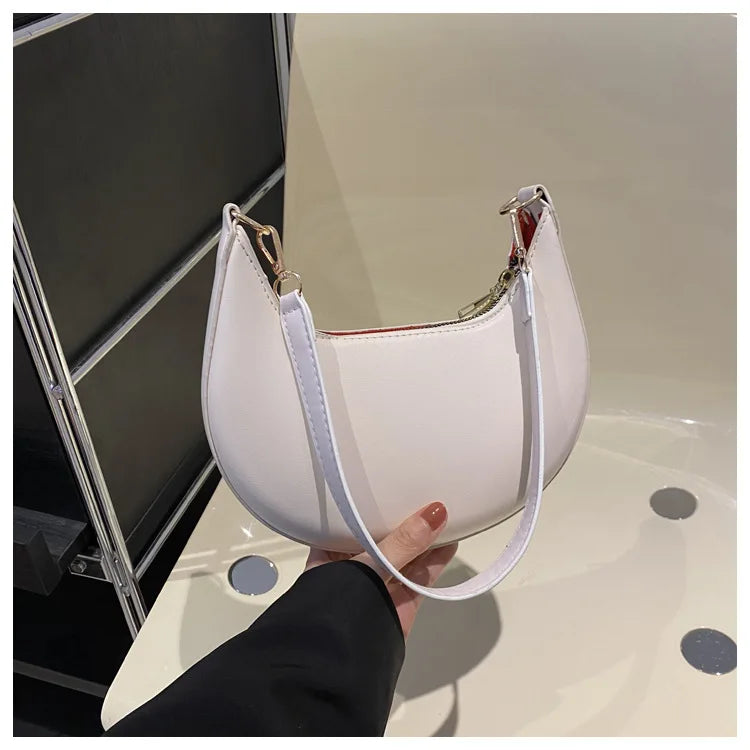 Modern Retro: Elegante Half-Moon Bag aus Soft-Leder