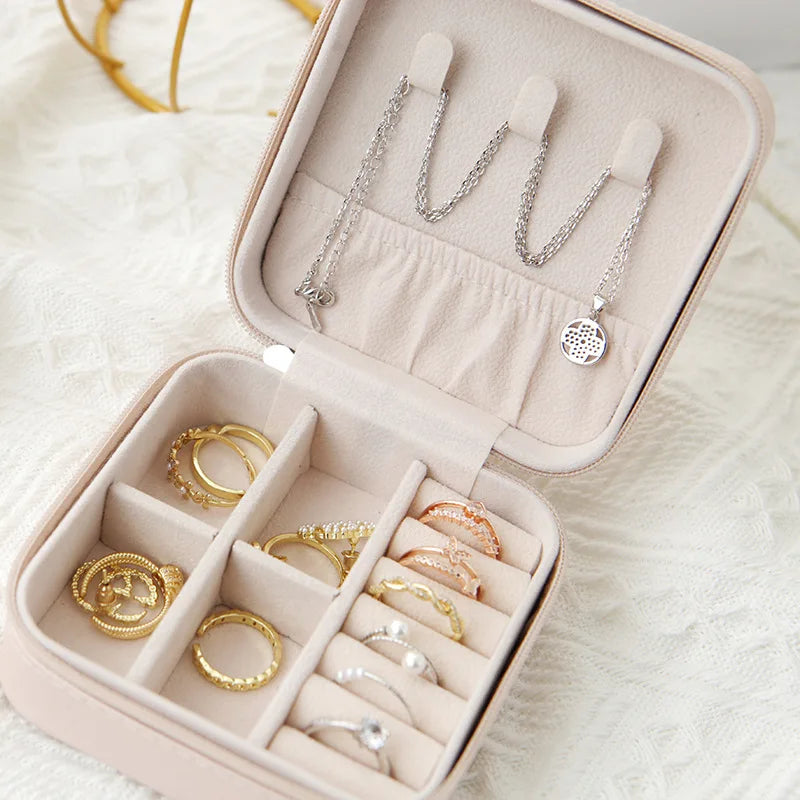 Mini-Schmuckbox aus Leder: Kompakt & Elegant