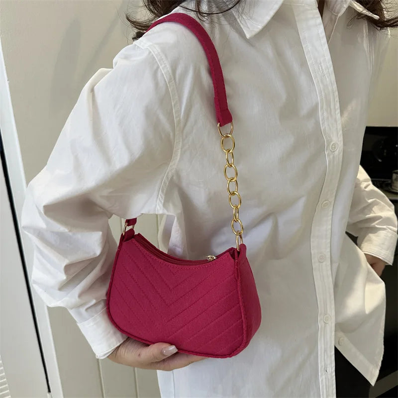 Kompakte Filz-Schultertasche im minimalistischen Design