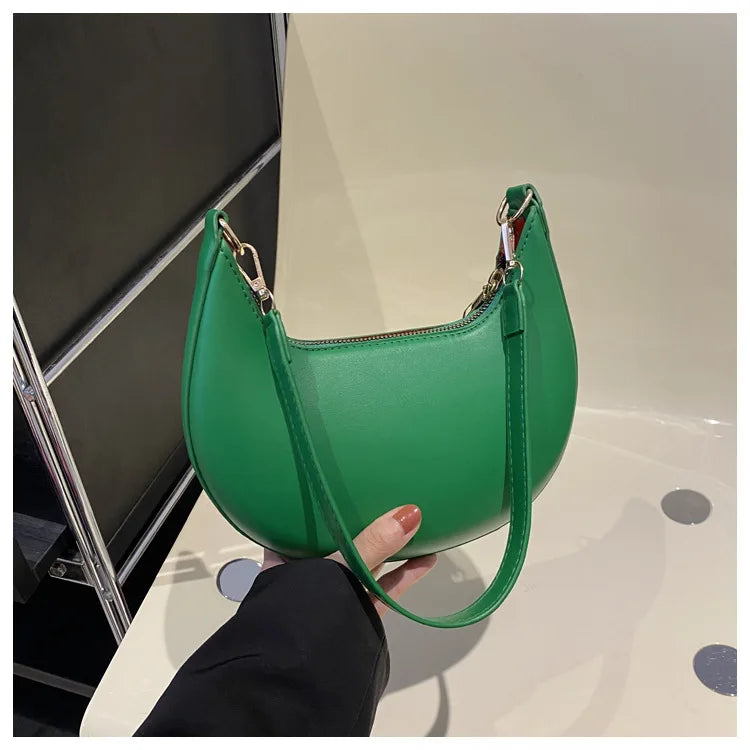 Modern Retro: Elegante Half-Moon Bag aus Soft-Leder