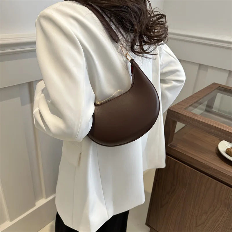 Modern Retro: Elegante Half-Moon Bag aus Soft-Leder