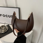 Modern Retro: Elegante Half-Moon Bag aus Soft-Leder