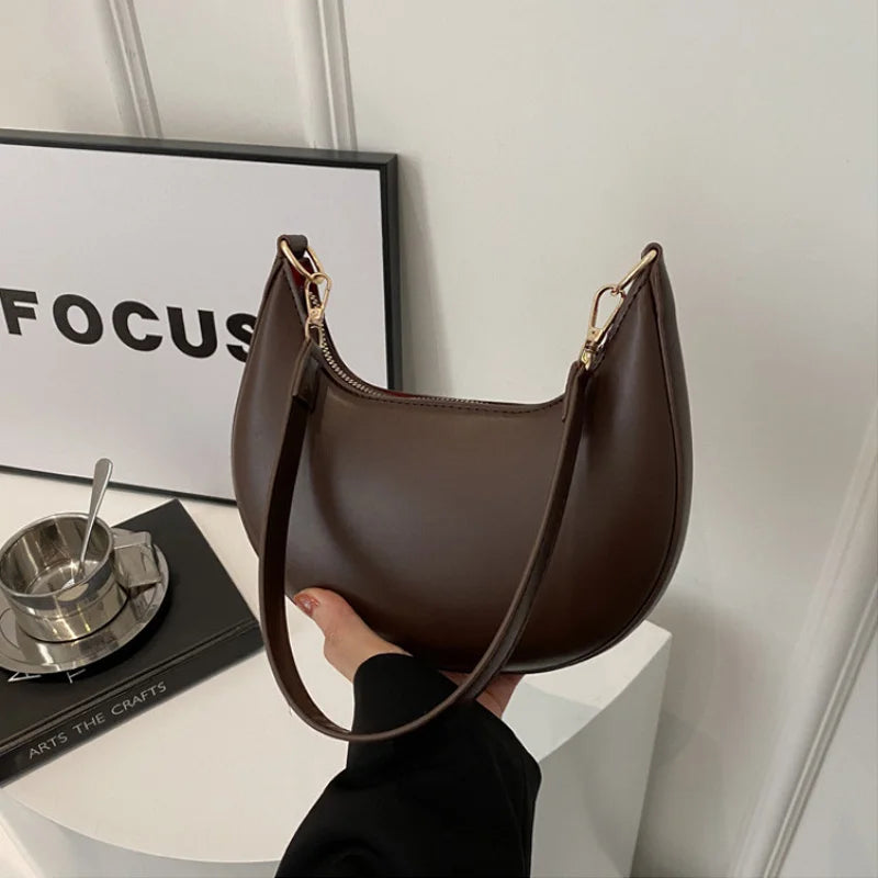 Modern Retro: Elegante Half-Moon Bag aus Soft-Leder