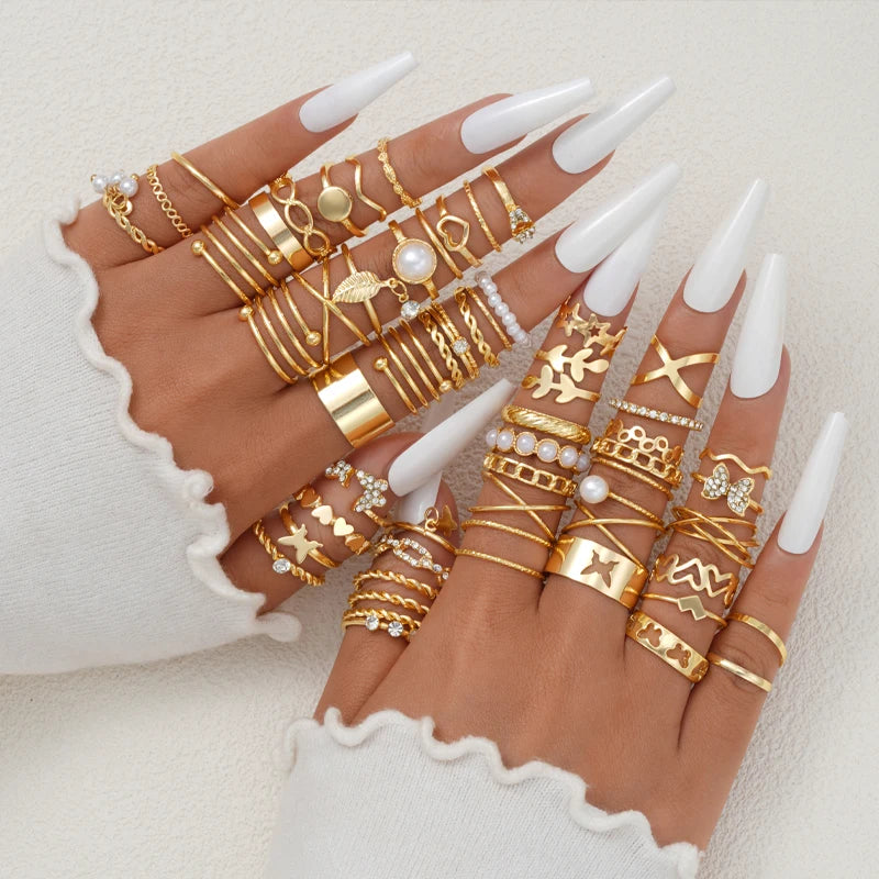 Goldener Herz-Ring im Retro-Stil