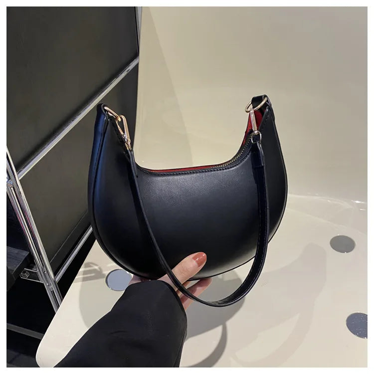 Modern Retro: Elegante Half-Moon Bag aus Soft-Leder