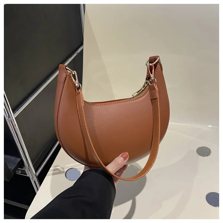 Modern Retro: Elegante Half-Moon Bag aus Soft-Leder