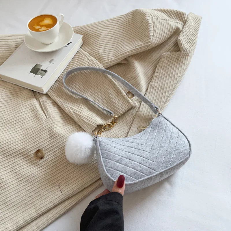 Kompakte Filz-Schultertasche im minimalistischen Design