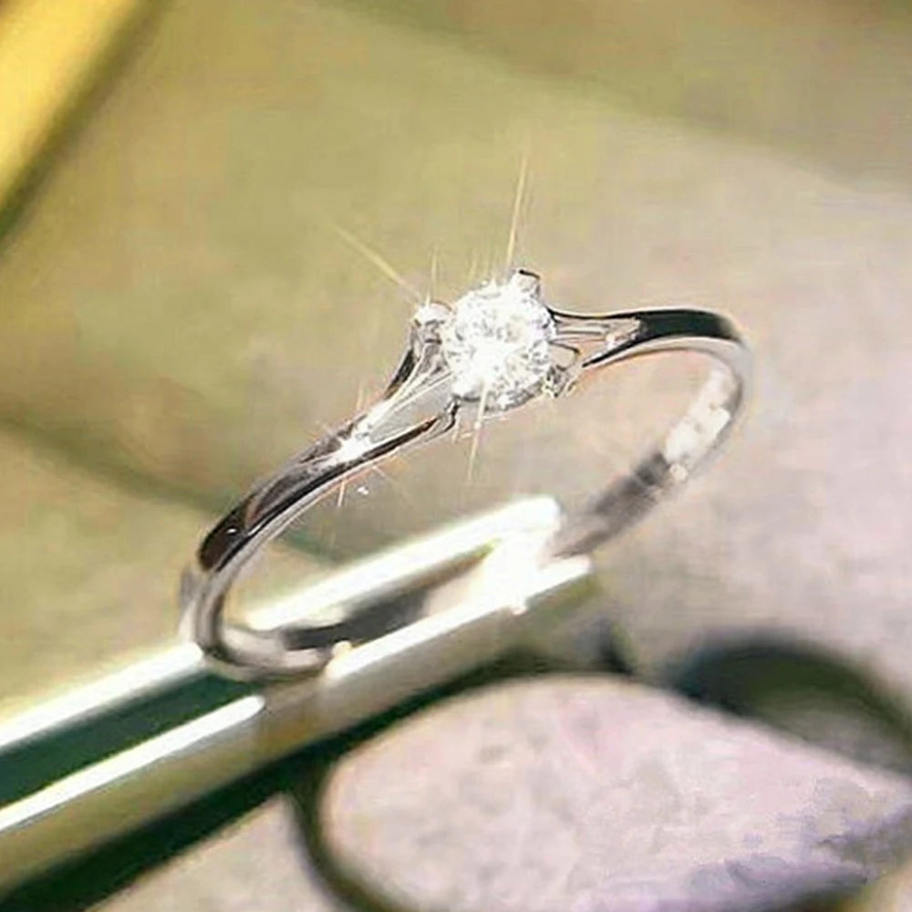 Filigraner Damenring mit funkelnden Kristallen