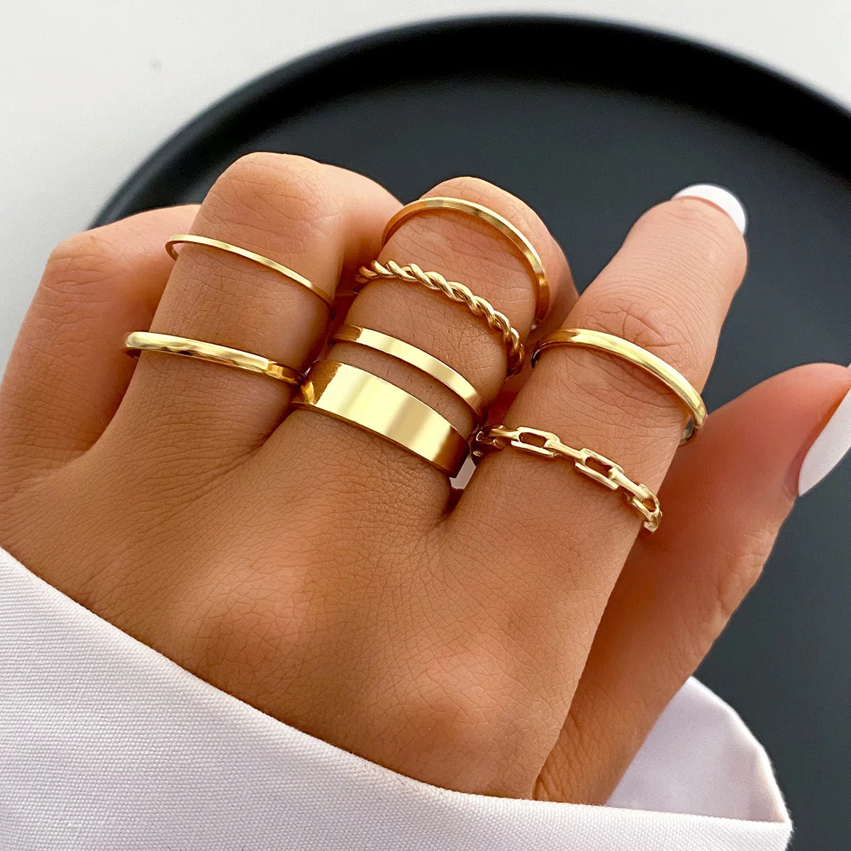 Goldener Herz-Ring im Retro-Stil