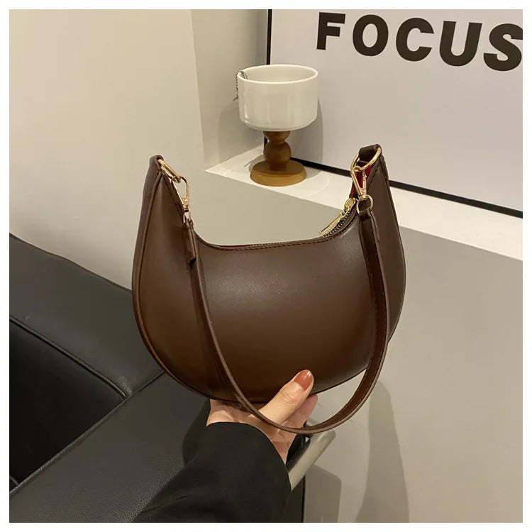 Modern Retro: Elegante Half-Moon Bag aus Soft-Leder