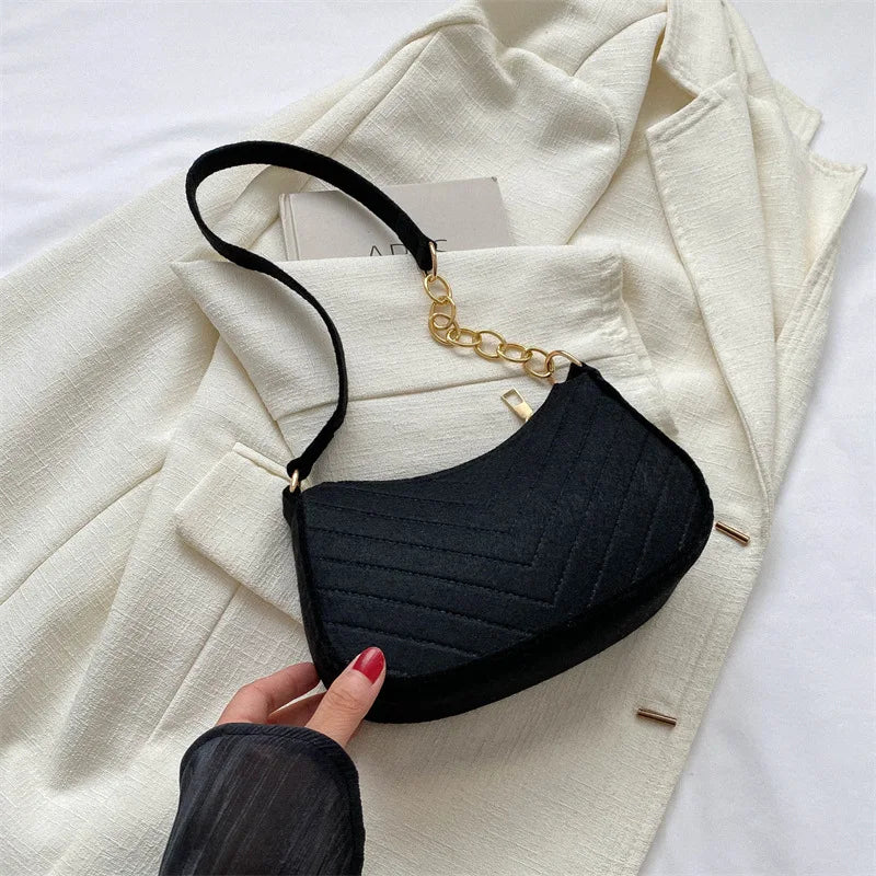 Kompakte Filz-Schultertasche im minimalistischen Design