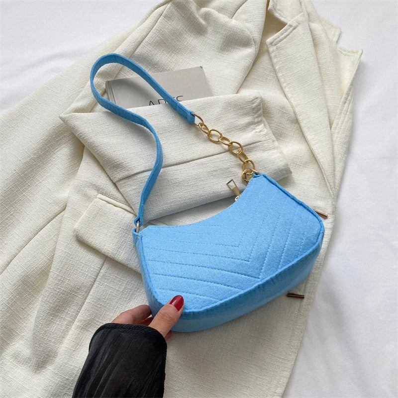 Kompakte Filz-Schultertasche im minimalistischen Design