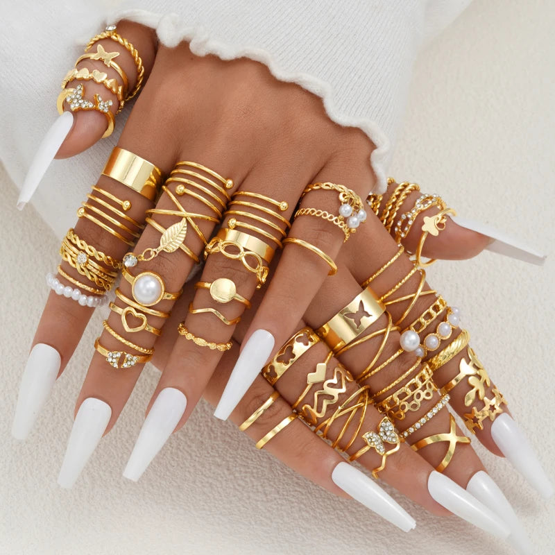 Goldener Herz-Ring im Retro-Stil