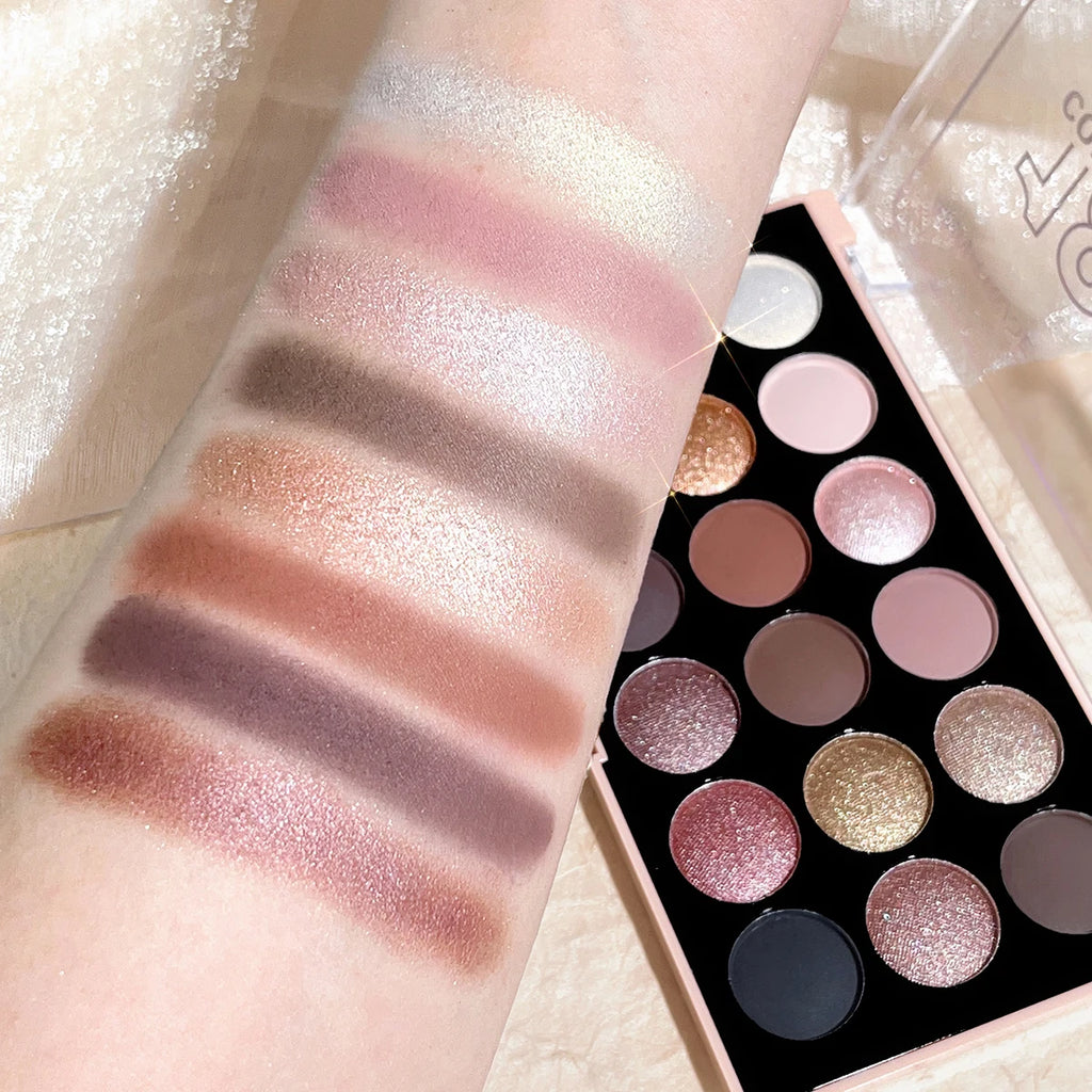 Endlose Looks: Vielseitige Eyeshadow Palette mit intensiven Pigmenten
