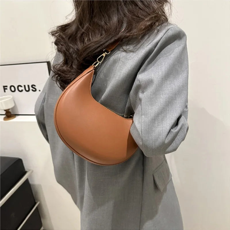 Modern Retro: Elegante Half-Moon Bag aus Soft-Leder