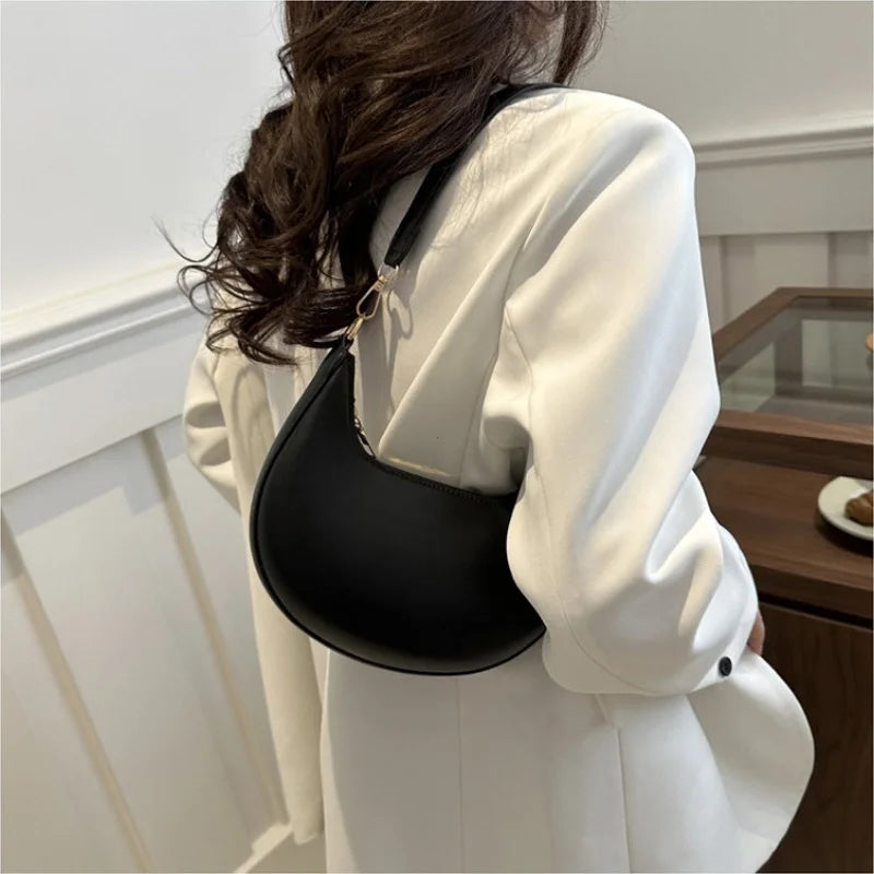 Modern Retro: Elegante Half-Moon Bag aus Soft-Leder