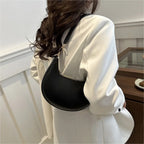 Modern Retro: Elegante Half-Moon Bag aus Soft-Leder