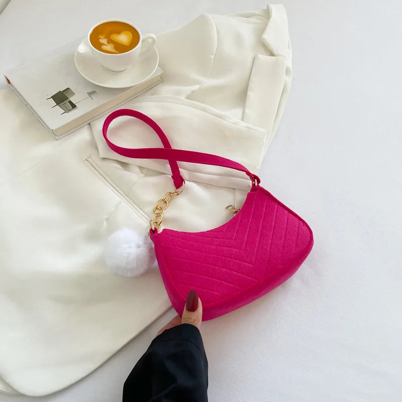 Kompakte Filz-Schultertasche im minimalistischen Design