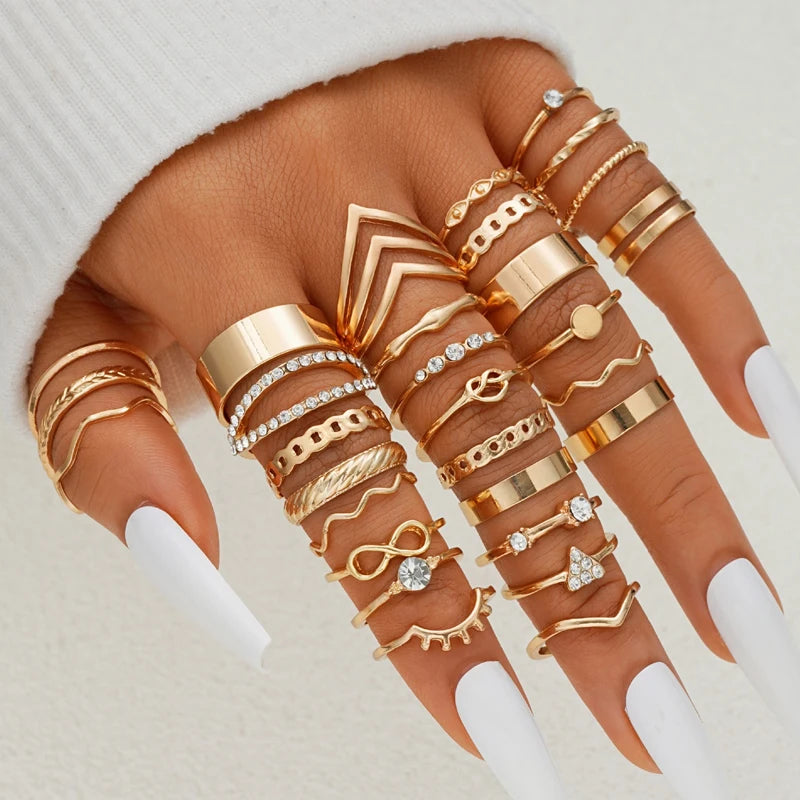 Goldener Herz-Ring im Retro-Stil